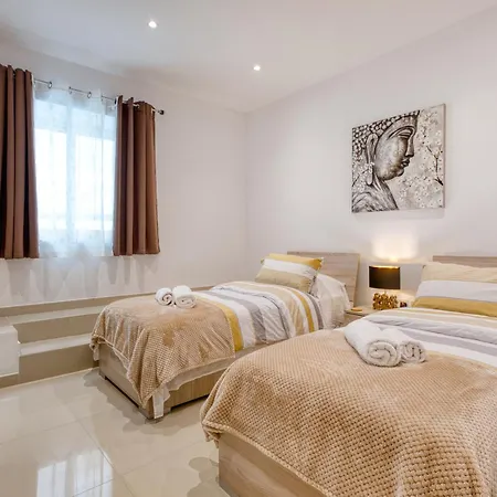 Large 3 Bedroom Flat, Location, Pool Table, Fully Equipped *