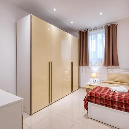 Large 3 Bedroom Flat, Location, Pool Table, Fully Equipped Ta Xbiex