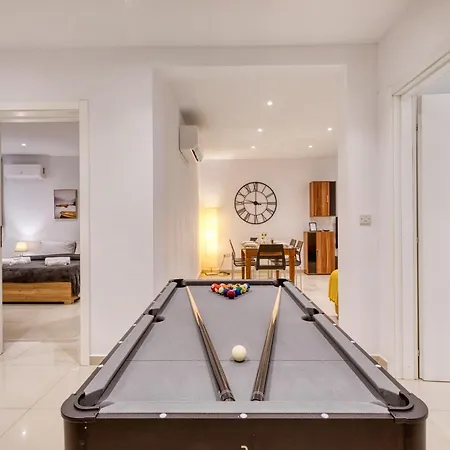 Large 3 Bedroom Flat, Location, Pool Table, Fully Equipped Appartement