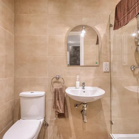 Large 3 Bedroom Flat, Location, Pool Table, Fully Equipped *