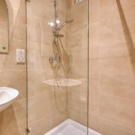 Large 3 Bedroom Flat, Location, Pool Table, Fully Equipped Apartamento